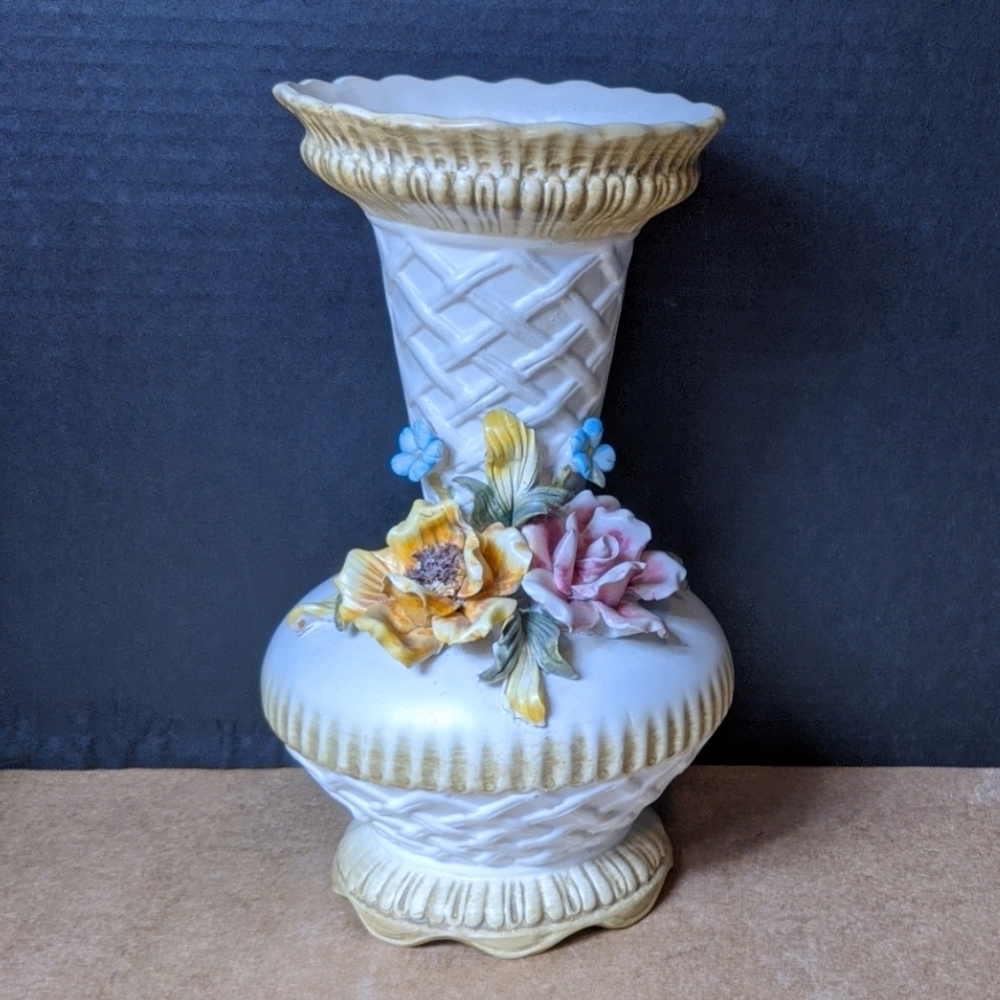 11" Capodimonte Italian Porcelain Rose Vase